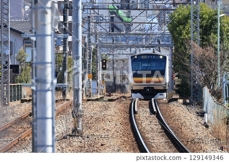 一輛朝我們駛來的 JR 南武線列車 129149346