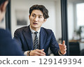 一位穿著西裝微笑的年輕商人 129149394