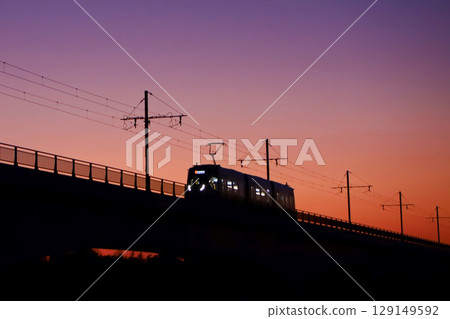 宇都宮市：冬季黎明穿越鬼怒川的輕軌（新一代路面電車） 129149592