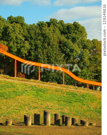 擁有森林和滑梯的美里公園冬季風景 擁有森林和滑梯的美里公園冬季風景 129149816