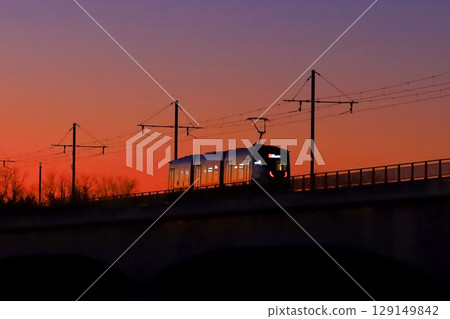宇都宮市：冬季黎明穿越鬼怒川的輕軌（新一代路面電車） 129149842