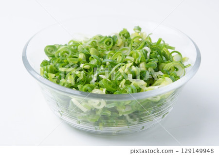 chopped green onions 129149948