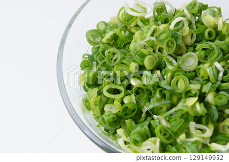 chopped green onions 129149952