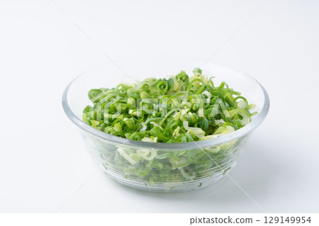 chopped green onions 129149954