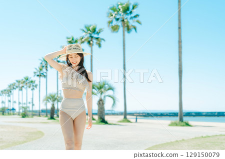 年輕女子海灘度假村形象 129150079