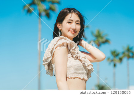 年輕女子海灘度假村形象 129150095
