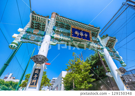 八月的日本橫濱市容。酷熱難耐…沐浴在夏日陽光下的橫濱中華街和平門…（第二張） 129150348