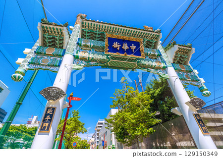 Yokohama cityscape in August, Japan. Extremely hot... View of Yokohama Chinatown and Enpeimon Gate bathed in the summer sun... (2nd) 129150349