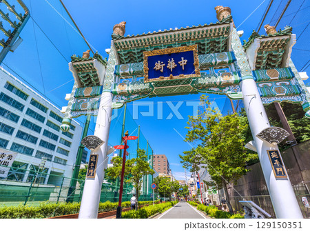 八月的日本橫濱市容。酷熱難耐…沐浴在夏日陽光下的橫濱中華街和平門…（第二張） 129150351