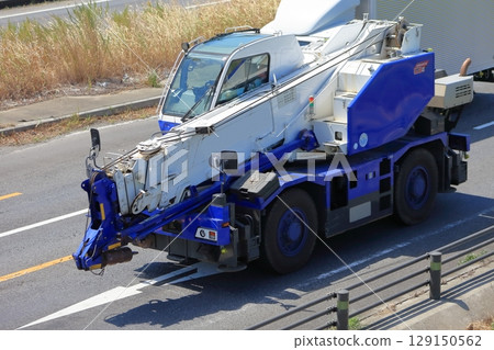 Rough terrain crane (self-propelled crane) 129150562