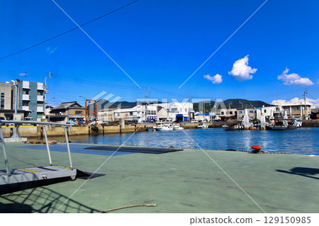 [Kagawa] Kannonji in early autumn - View of the harbor from inside a ship anchored at Kannonji 129150985