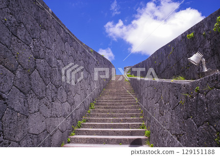 首里城的石牆和藍天 129151188