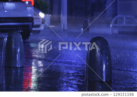 濕滑路面上倒映的霓虹燈和汽車 濕滑路面上倒映的霓虹燈和汽車 129151198