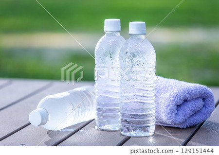 Cold water, mineral water, early morning park table, hot summer 129151444