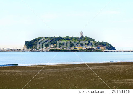 Enoshima floating on the calm sea 129153346