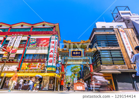 八月的日本橫濱城市景觀。酷熱難耐…橫濱中華街和禪林門的景色…=第二名 八月的日本橫濱城市景觀。酷熱難耐…橫濱中華街和禪林門的景色…=第二名 129154414