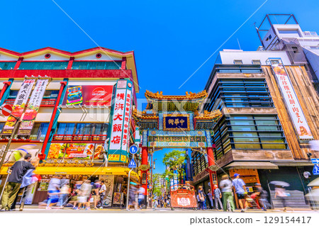 八月的日本橫濱城市景觀。酷熱難耐…橫濱中華街和禪林門的景色…=第二名 129154417