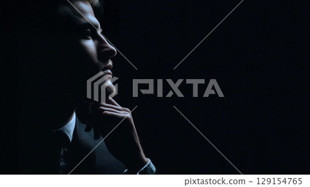 一名男子默默沉思的黑暗藝術側面肖像 一名男子默默沉思的黑暗藝術側面肖像 129154765