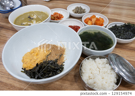 Korean specialty sea urchin mixed rice Korean specialty sea urchin mixed rice 129154974