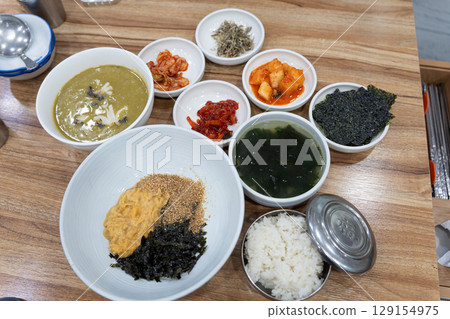 Korean specialty sea urchin mixed rice and side dishes Korean specialty sea urchin mixed rice and side dishes 129154975