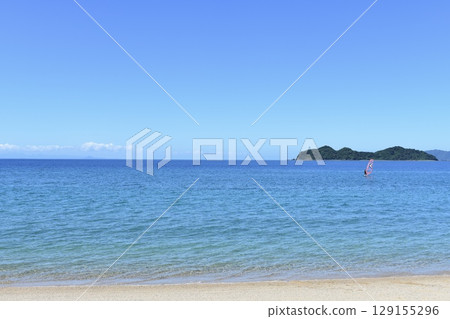 夏日藍色的海與空曠的沙灘 夏日藍色的海與空曠的沙灘 129155296