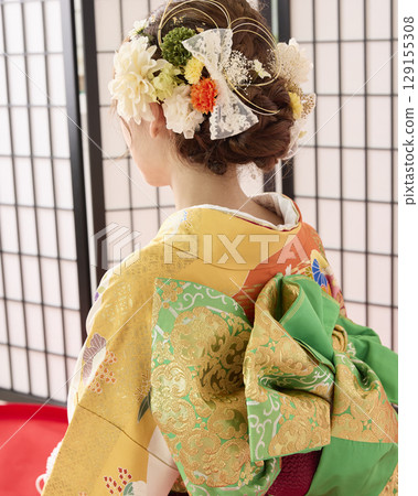 The back of a woman wearing a kimono 129155308