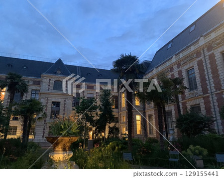 Courtyard of the Richelieu Library, one of the oldest public libraries in Europe 129155441