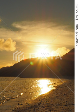 座間味島的夏日夕陽美景 129155980
