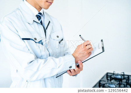 Businessmen in work clothes 129156442