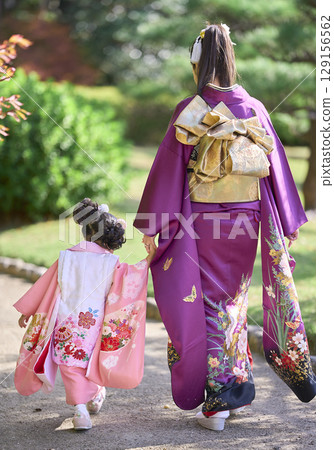 A girl praying for Shichigosan at a Shichigosan shrine 129156562