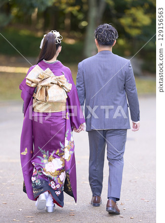 穿著和服行走的一對夫婦的背影 129156563