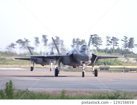 美國空軍 F-35A 閃電 II 隱形戰鬥機在機場滑行道上編隊滑行。 129156659