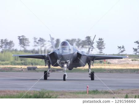一架美國空軍 F-35A 閃電 II 隱形戰鬥機在機場滑行道上滑行。 129156660