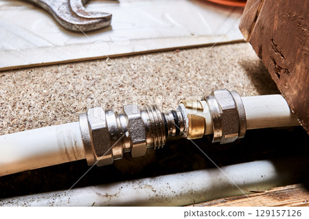 Process of connecting two ends of multilayer pipe with compression coupling close up. 129157126