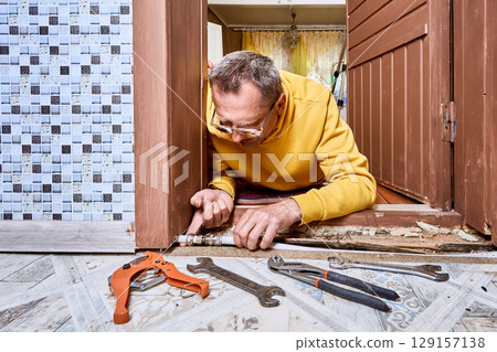 Plumber installs compression fitting positioning compression sleeve on multilayer pipe preparing pipe end for firm mechanical connection. 129157138