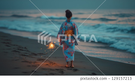 夏日傍晚，一位身穿浴衣、手持煙火棒的女子的背影 129157213