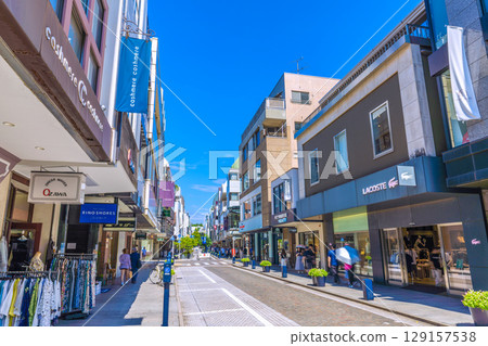 八月的日本橫濱城市景觀。酷熱難耐…橫濱熱門購物街元町等的景色（第二張） 129157538
