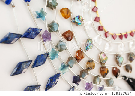 心形、星形和鑽石形天然石珠系列 | 珠寶材料圖片 129157634