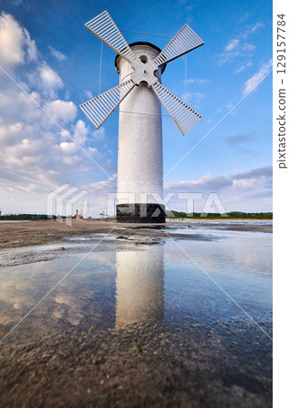 swinoujscie mills lighthouse with reflection 129157784