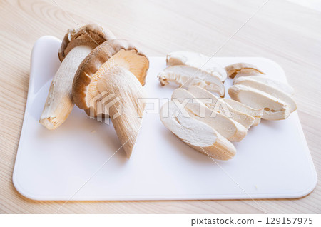 Cut jumbo shimeji mushrooms 129157975