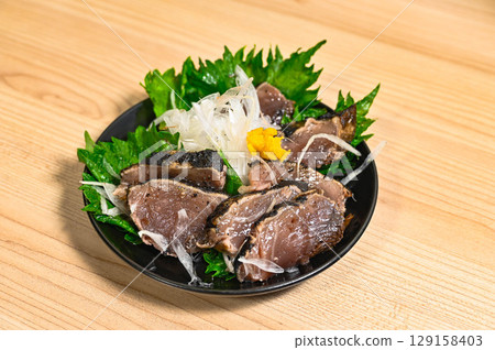 日式沙拉風味的香煎鰹魚 日式沙拉風味的香煎鰹魚 129158403