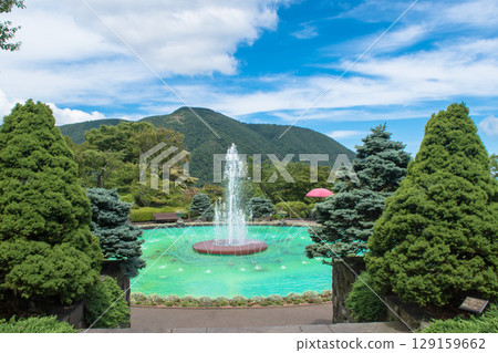 箱根公園內的噴泉與山脈 129159662
