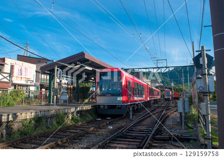 從鐵路道口看到的強羅站月台和山間鐵路 129159758