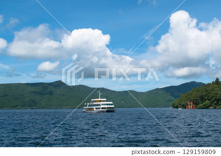 蘆之湖遊覽船、湖畔、箱根山脈 129159809