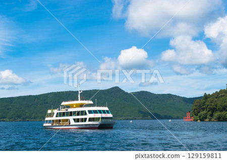 蘆之湖遊覽船、湖畔、箱根山脈 蘆之湖遊覽船、湖畔、箱根山脈 129159811