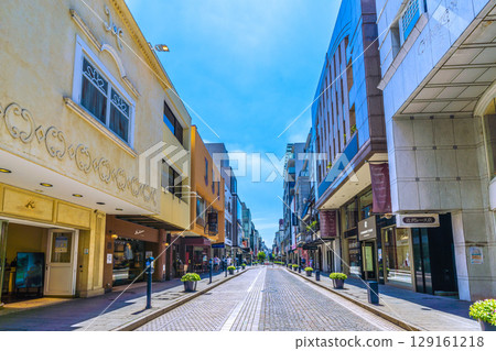 八月的橫濱城市景觀。橫濱的人氣商店街元町等的景色（第二張） 129161218