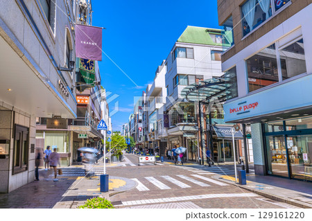 八月的橫濱城市景觀。橫濱的人氣商店街元町等的景色（第二張） 129161220