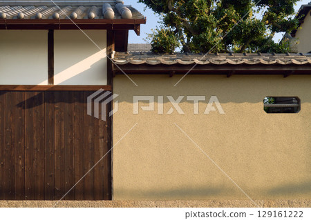 日本傳統建築的背景資料。土牆、燒雪松、灰泥牆和瓦片屋頂 129161222