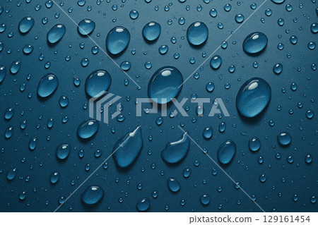 藍色背景上散落著許多水滴的 AI 插圖圖像 129161454