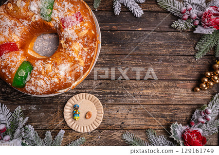 Roscon de reyes is a traditional Spanish Christmas pastry cake 129161749